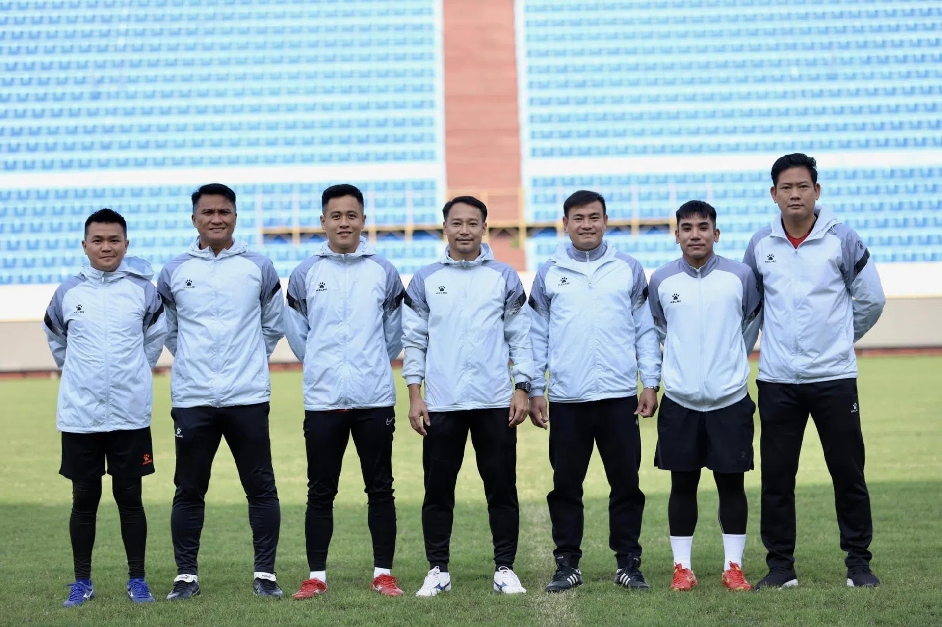 CHÙM ẢNH: Cầu thủ cùng BHL CLB Thép Xanh Nam Định rạng rỡ trong ngày khai xuân