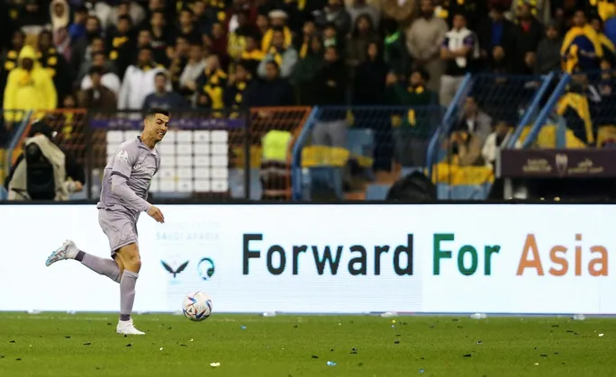 Ronaldo bị CĐV Al Nassr chế giễu sau thất bại bạc nhược
