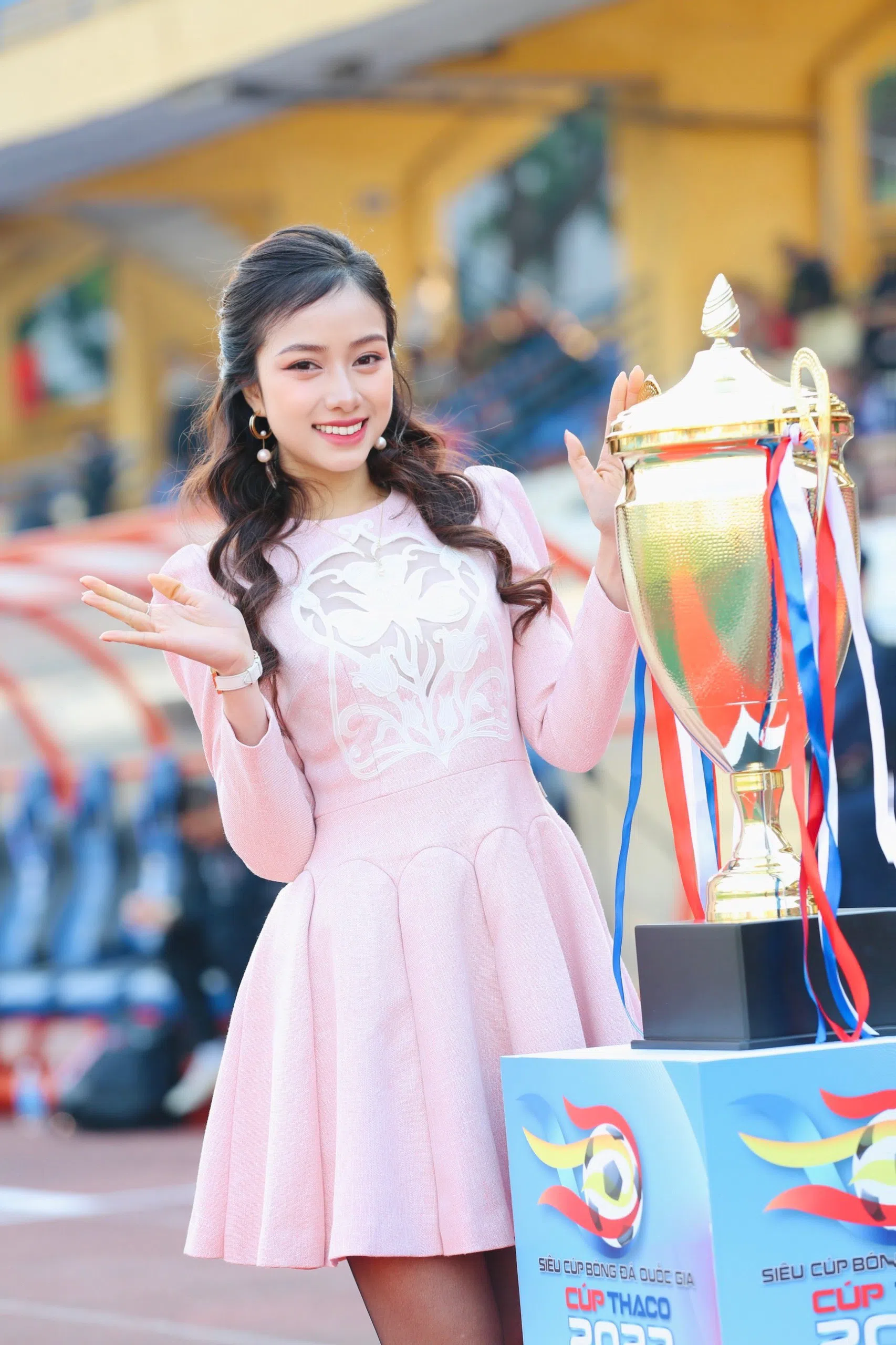CHÙM ẢNH: Đỗ Mỹ Linh cùng dàn Hoa hậu rạng rỡ trong ngày Hà Nội FC đoạt Siêu Cup Quốc Gia