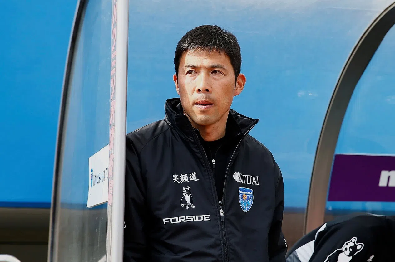 HLV Yokohama FC làm điều bất ngờ với Công Phượng