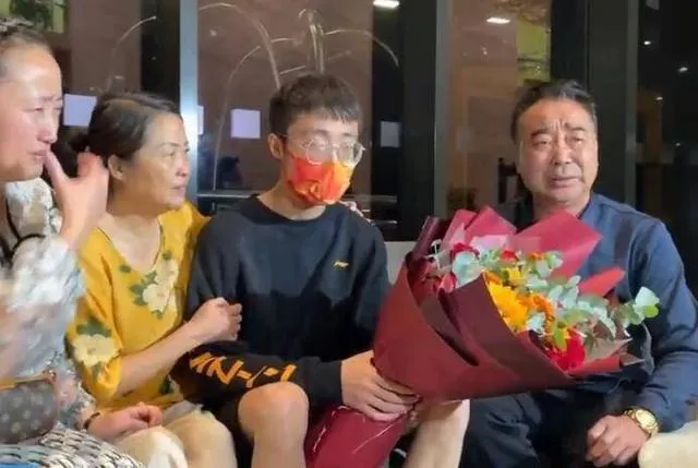 Mei Zhiqiang đoàn tụ với gia đình ruột thịt sau 25 năm bị bắt cóc.