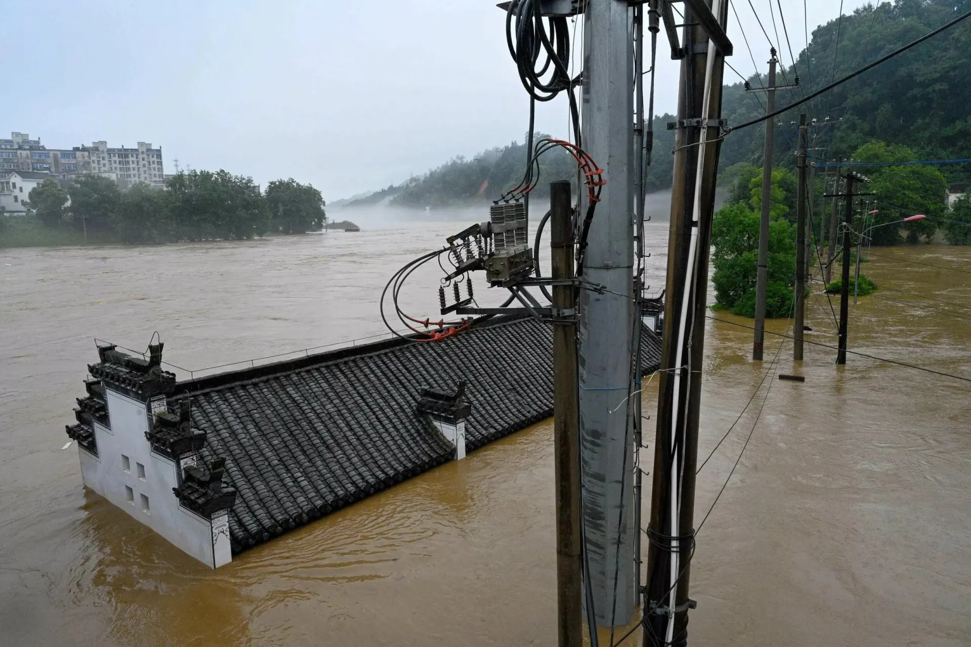 Lũ lụt đã buộc hàng trăm nghìn người phải sơ tán trên khắp miền nam Trung Quốc. Ảnh: CNS