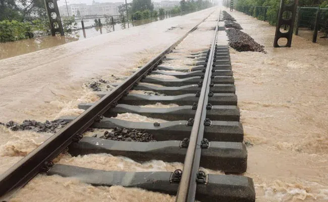 Những trận mưa như trút nước đã làm ngập các tuyến đường thủy ở lưu vực sông Châu Giang.