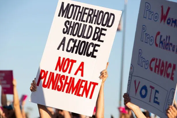 Phụ nữ Mỹ đòi 'cấm vận chăn gối' để phản đối luật cấm phá thai