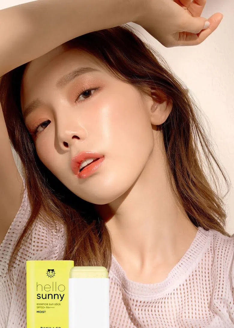 Taeyeon (SNSD) không những trẻ trung, xinh đẹp mà còn có làn da trắng mịn như da em bé. Do trắng bật hơn những thành viên khác đến vài tông nên cô nàng lúc nào cũng trở nên nổi bật giữa đám đông.