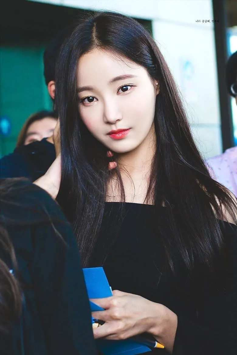 Yeonwoo, cựu thành viên Momoland được biết đến với những bí quyết chăm sóc da đặc biệt. Chính vì vậy mà mỹ nhân này luôn bừng sáng mọi khuôn hình nhờ nước da trắng như trứng gà bóc của mình.