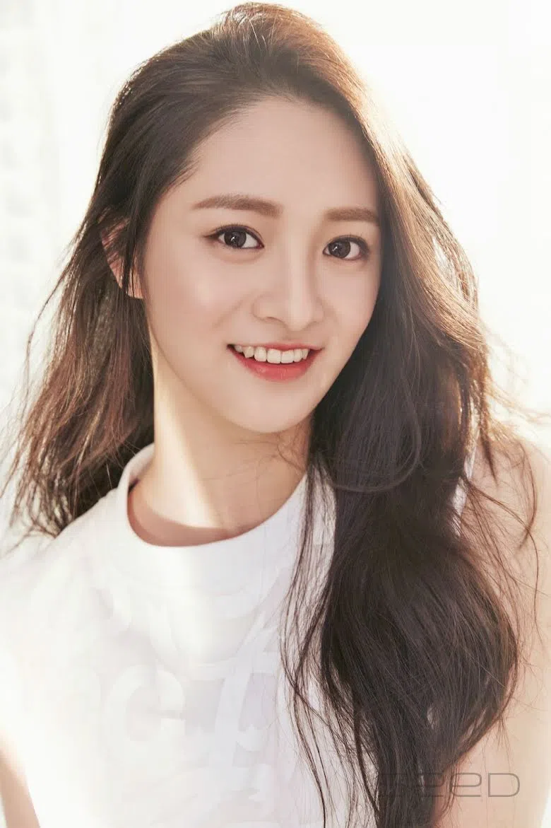 Kyulkyung, cựu thành viên nhóm nhạc Pristin sở hữu nhan sắc nổi bật, cuốn hút. Đặc biệt, cô gây ấn tượng với làn da trắng mịn, không tì vết của mình.