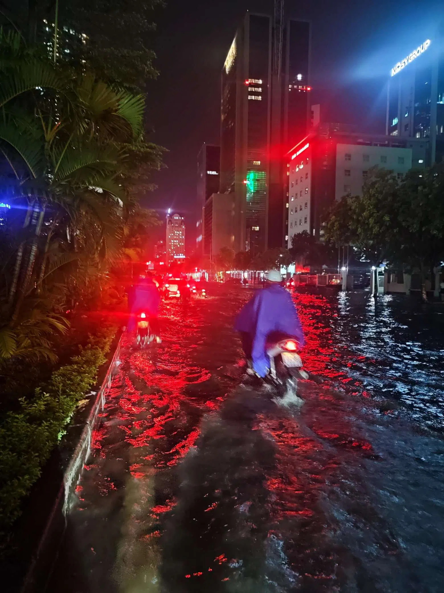 Tuyến đường Dương Đình Nghệ, Cầu Giấy ngập nặng. Người dân mắc kẹt nửa tiếng chưa thể thoát ra khỏi khu vực này.