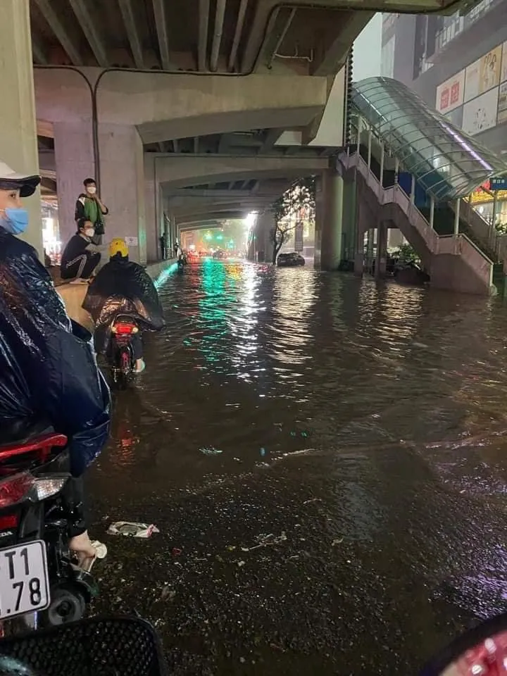 Hà Nội mùa này, phố cũng hóa sông!