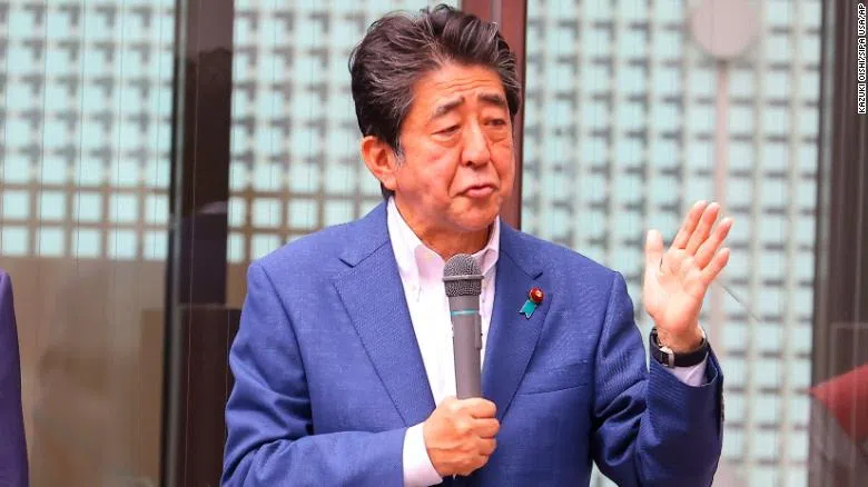 Shinzo Abe, cựu Thủ tướng Nhật Bản, có bài phát biểu tại ga Yokohama, thành phố Yokohama, tỉnh Kanagawa vào ngày 6 tháng 7 ở Tokyo, Nhật Bản.