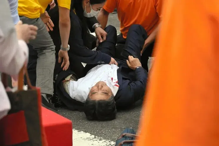 Cựu thủ tướng Shinzo Abe ngã xuống sau 2 phát súng của kẻ thủ ác.