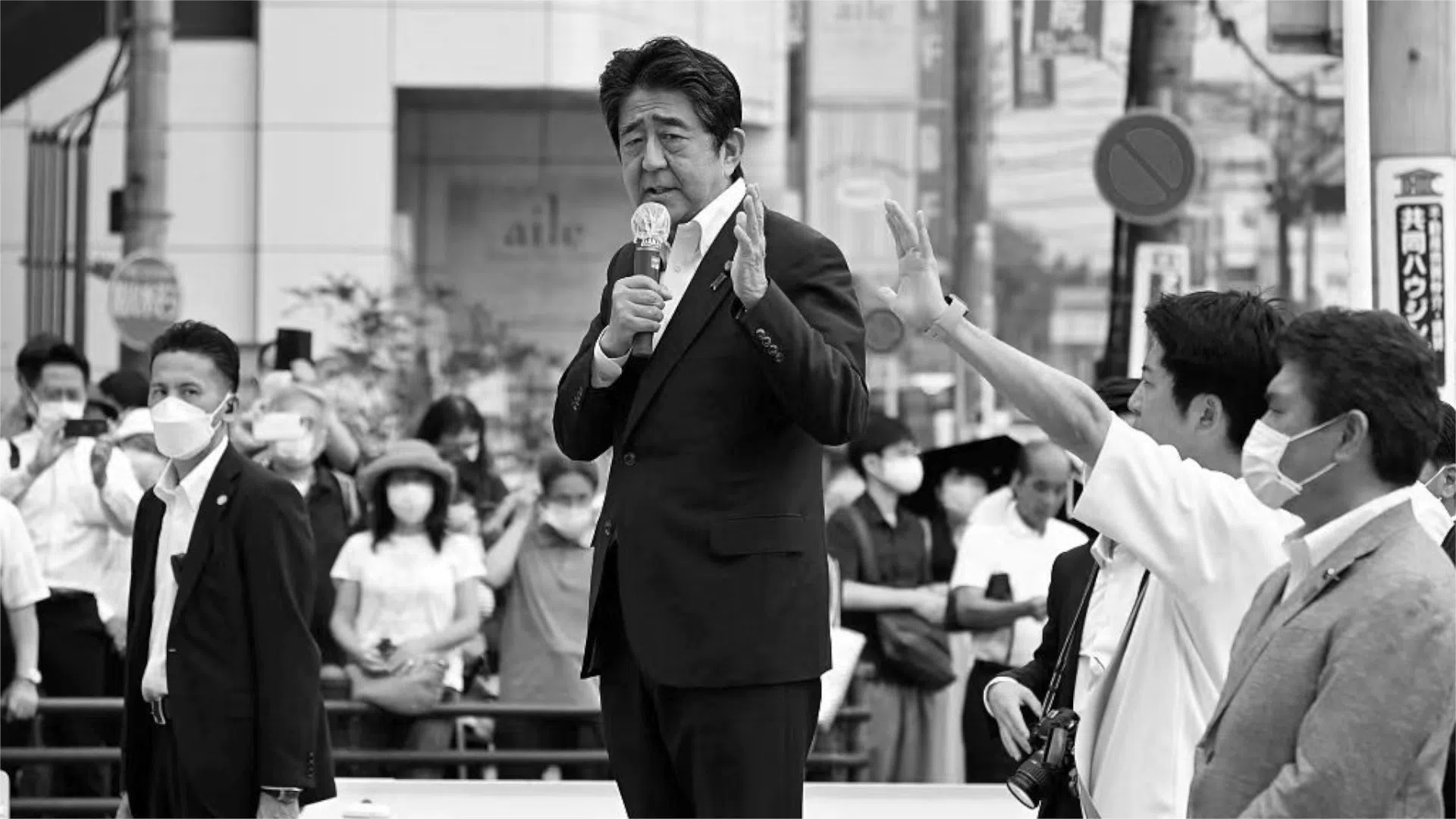 Cựu thủ tướng Shinzo Abe đang phát biểu thì bị bắn.