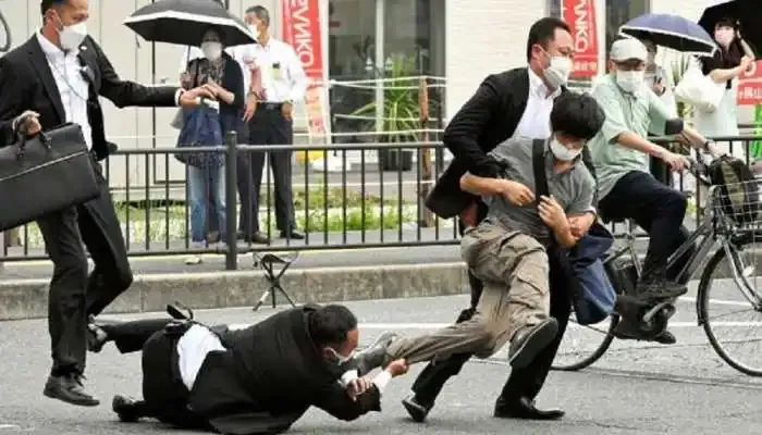 Nghi phạm Yamagami tại hiện trường vụ ám sát cố thủ tướng Shinzo Abe.