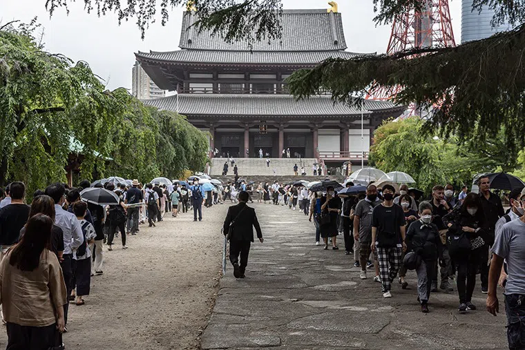 Đám đông người đưa tang đã tập trung tại Tokyo hôm nay, xếp hàng dọc các con phố xung quanh đền Zojoji, nơi đang diễn ra lễ tang của cố Thủ tướng Shinzo Abe. Ảnh: CNN