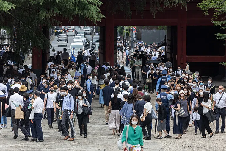 Người dân xếp hàng trong lúc chờ đón linh cữu của ông Shinzo Abe. Ảnh: CNN