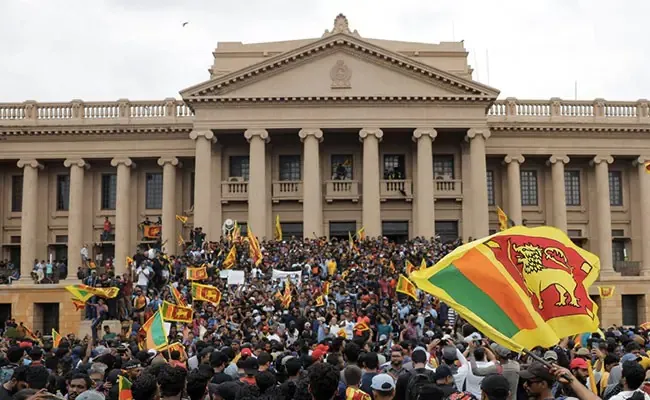 Hàng nghìn người náo loạn văn phòng thủ tướng Sri Lanka. Ảnh: NDTV