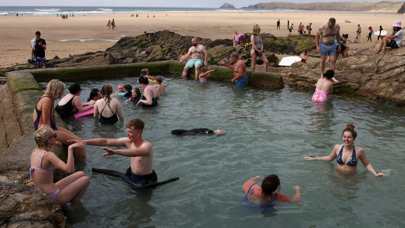 Mọi người tắm mát dưới nước tại Perranporth ở Cornwall.