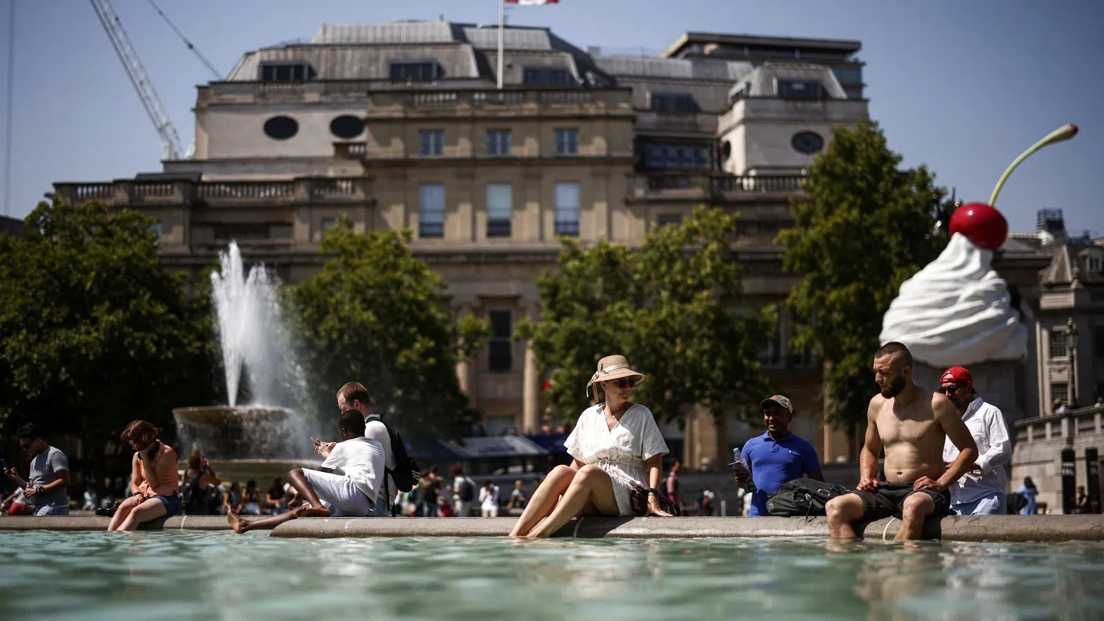 Các đài phun nước ở Quảng trường Trafalgar rất hữu ích cho những người ở London thời điểm này.