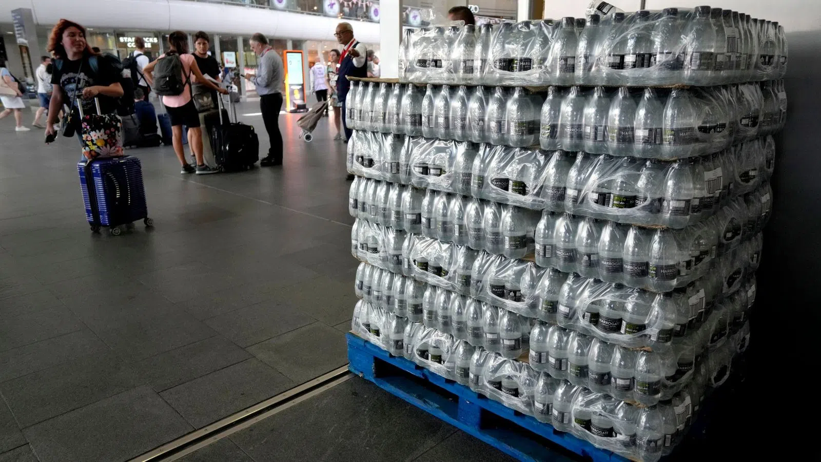 Các chai nước được chất thành đống để cung cấp cho hành khách tại nhà ga King's Cross, nơi các chuyến tàu bị hủy do nắng nóng.