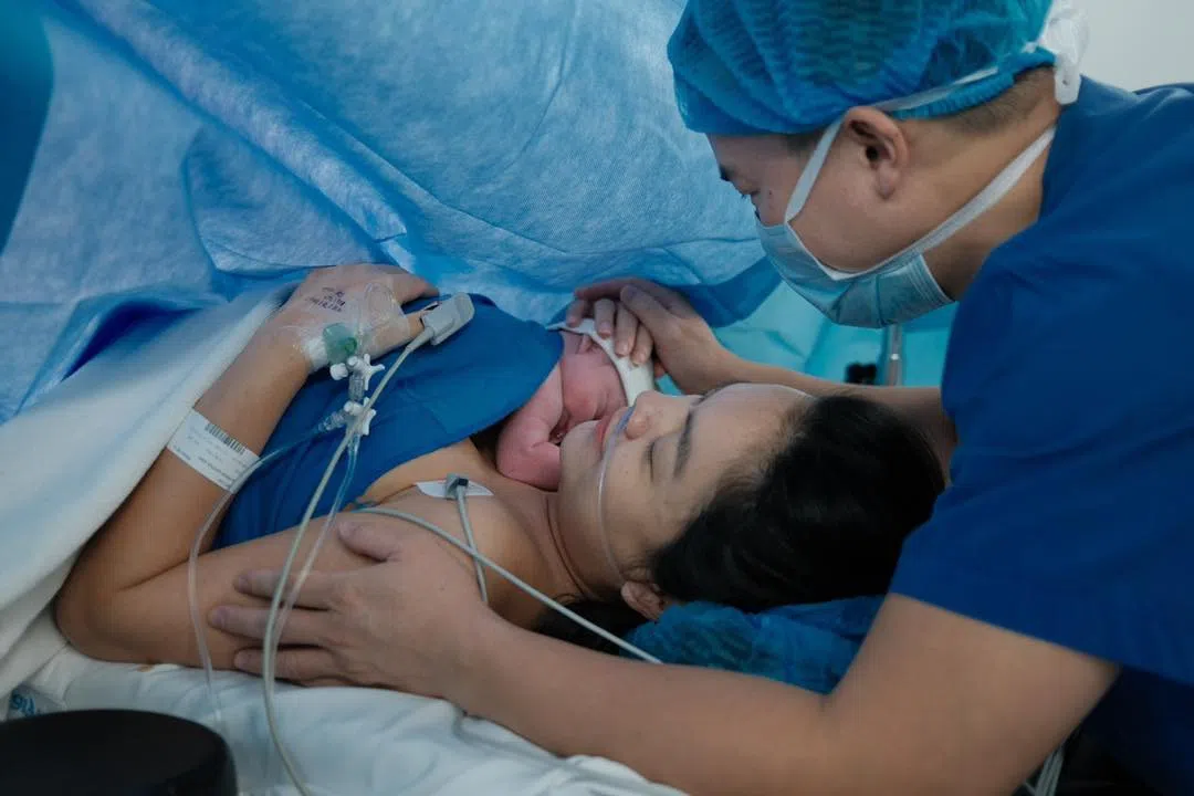 Anh luôn ở bên chăm sóc cho Phạm Quỳnh Anh và con gái mới sinh.