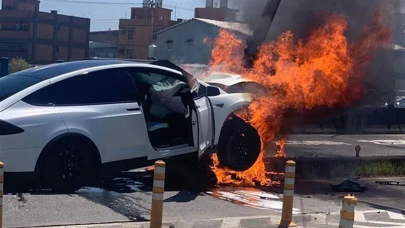 Hình ảnh chiếc xe của Lâm Chí Dĩnh bốc cháy dữ dội.