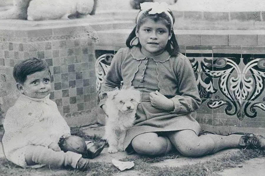 Lina Medina, người mẹ trẻ nhất trong lịch sử, chụp cùng con trai.