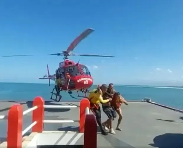 Người đàn ông được trực thăng đưa tới bệnh viện.