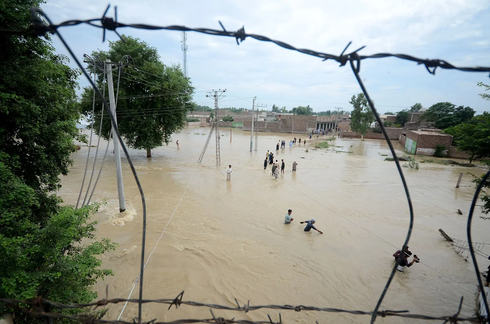 Mênh mông biển nước ở Peshawar, Pakistan ngày 27/8. Ảnh: Getty