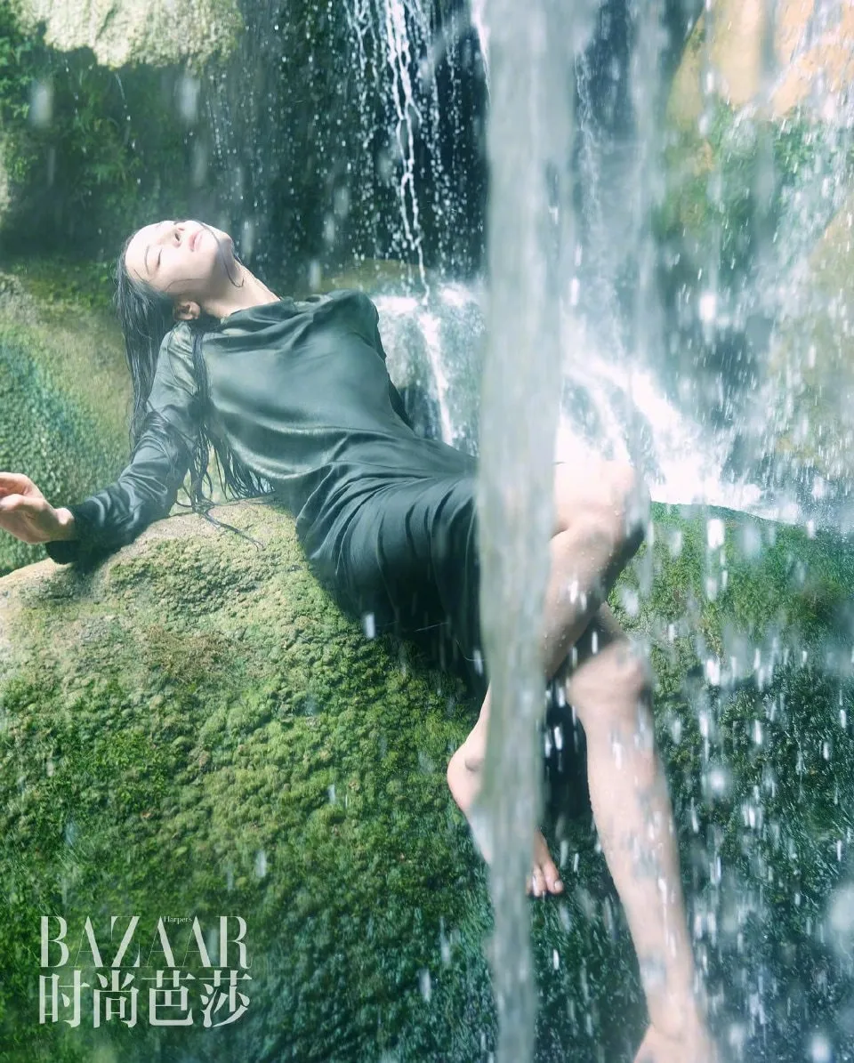 Chơi lớn như Địch Lệ Nhiệt Ba, đưa hẳn mặt mộc lên bìa tạp chí