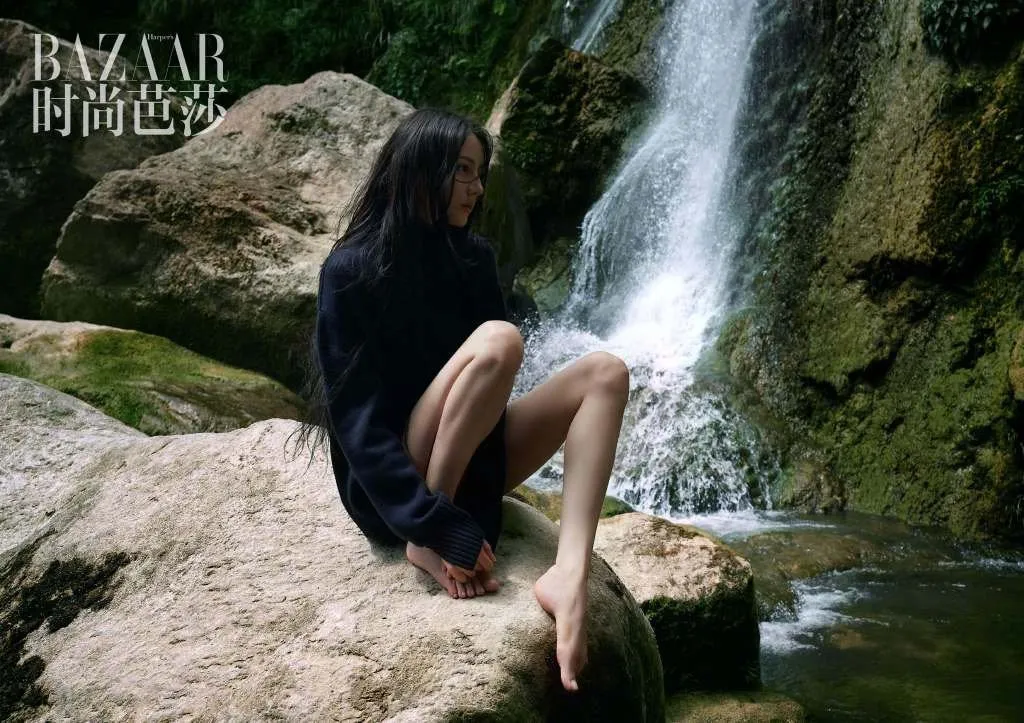 Chơi lớn như Địch Lệ Nhiệt Ba, đưa hẳn mặt mộc lên bìa tạp chí