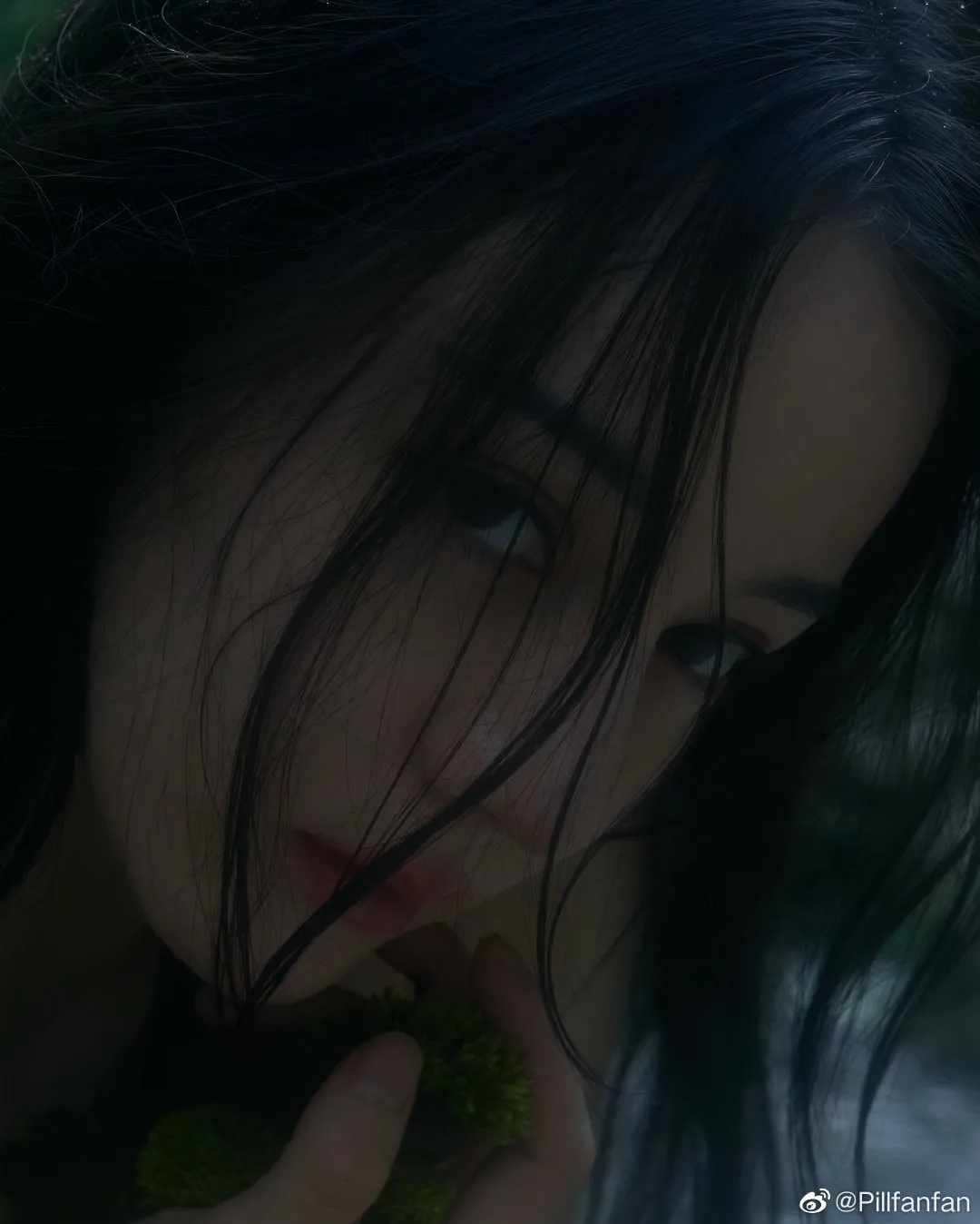 Ảnh cận mặt của Địch Lệ Nhiệt Ba chưa qua chỉnh sửa, không trang điểm được nhiếp ảnh gia chia sẻ.