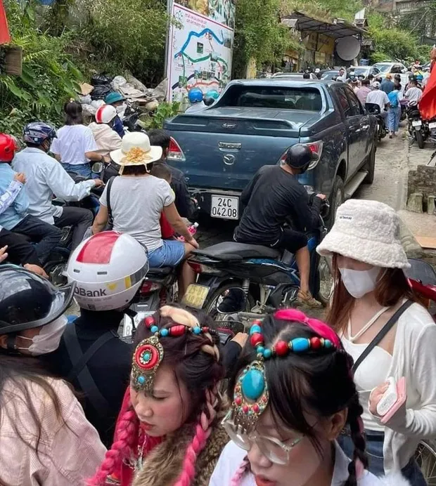 Trong 2 ngày đầu nghỉ lễ, lượng khách đổ về Sa Pa, Lào Cai tăng đột biến. Ngả đường nào cũng đông nghịt người như thế này. Ảnh: Đại đoàn kết