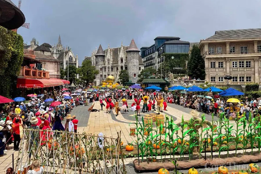 Từ sáng sớm, Bà Nà Hills của Đà Nẵng đã đông nghịt người. Đôi lúc, điểm tham quan này còn bị quá tải vì lượng du khách quá lớn. Ảnh: Công thương