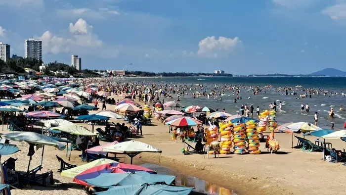 Như thường lệ, Vũng Tàu cũng là điểm đến hút khách trong dịp lễ 2/9 này. Tại khu vực Bãi Sau chiều 2/9, rất đông người đến tắm biển. Ảnh: SGGP