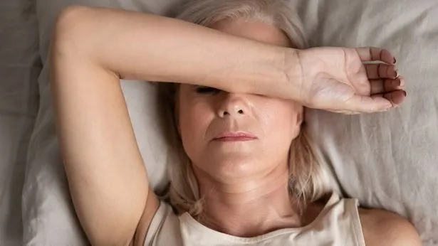 Tối nào cũng 'đánh vật' để ngủ, thường xuyên gặp 3 triệu chứng này thì nên gặp ngay bác sĩ
