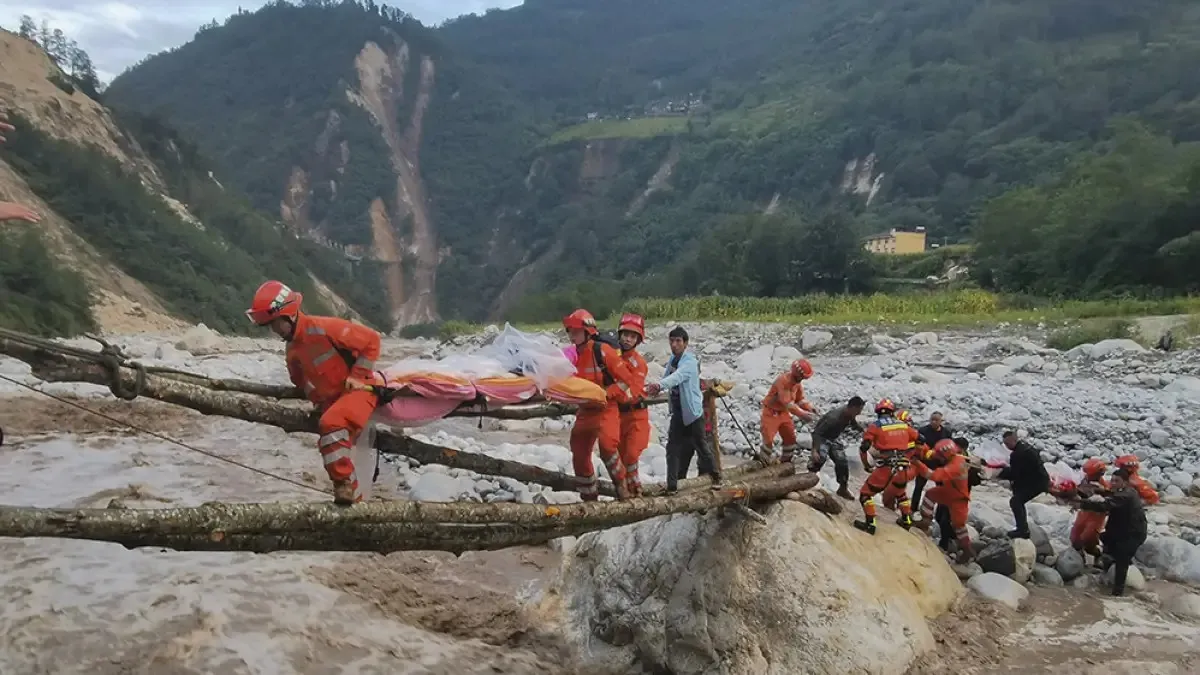 Lực lượng cứu hộ chuyển những người sống sót qua sông sau trận động đất ở thị trấn Moxi, huyện Lude, tỉnh Tứ Xuyên. Ảnh: AP