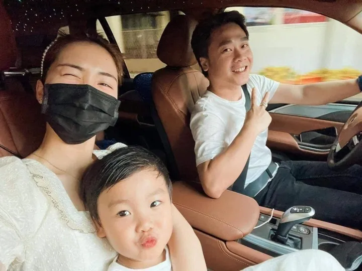 Hòa Minzy cùng người cũ đưa bé Bo đến trường khiến nhiều người lầm tưởng cặp đôi tái hợp.