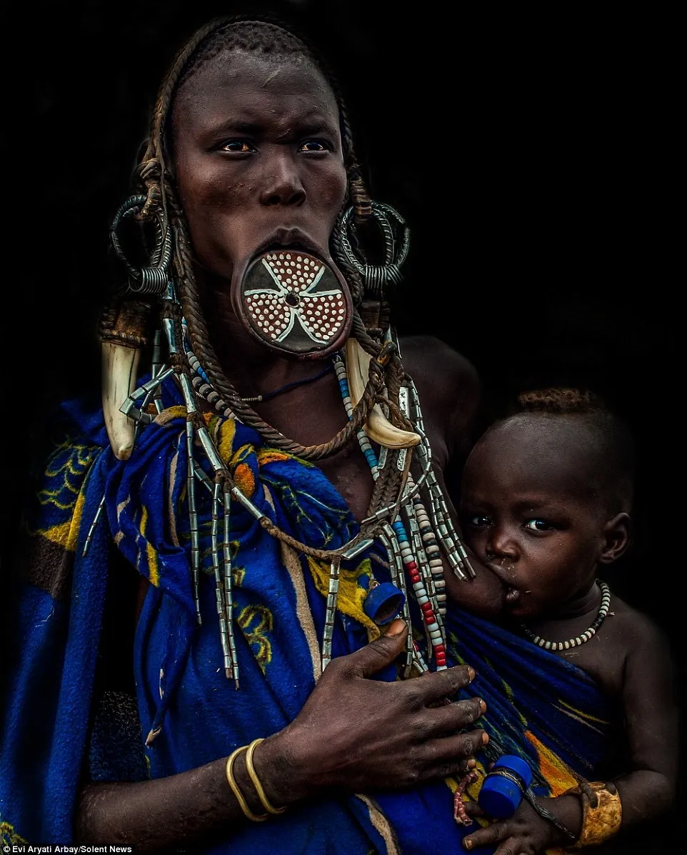 Phong tục lạ: Những cô gái khoét môi, đeo đĩa khổng lồ để nhận nhiều của hồi môn