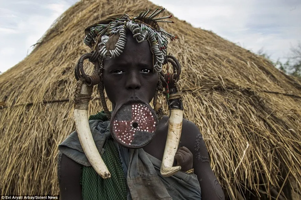 Phong tục lạ: Những cô gái khoét môi, đeo đĩa khổng lồ để nhận nhiều của hồi môn