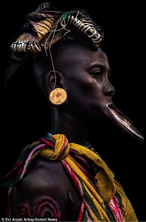 Phong tục lạ: Những cô gái khoét môi, đeo đĩa khổng lồ để nhận nhiều của hồi môn