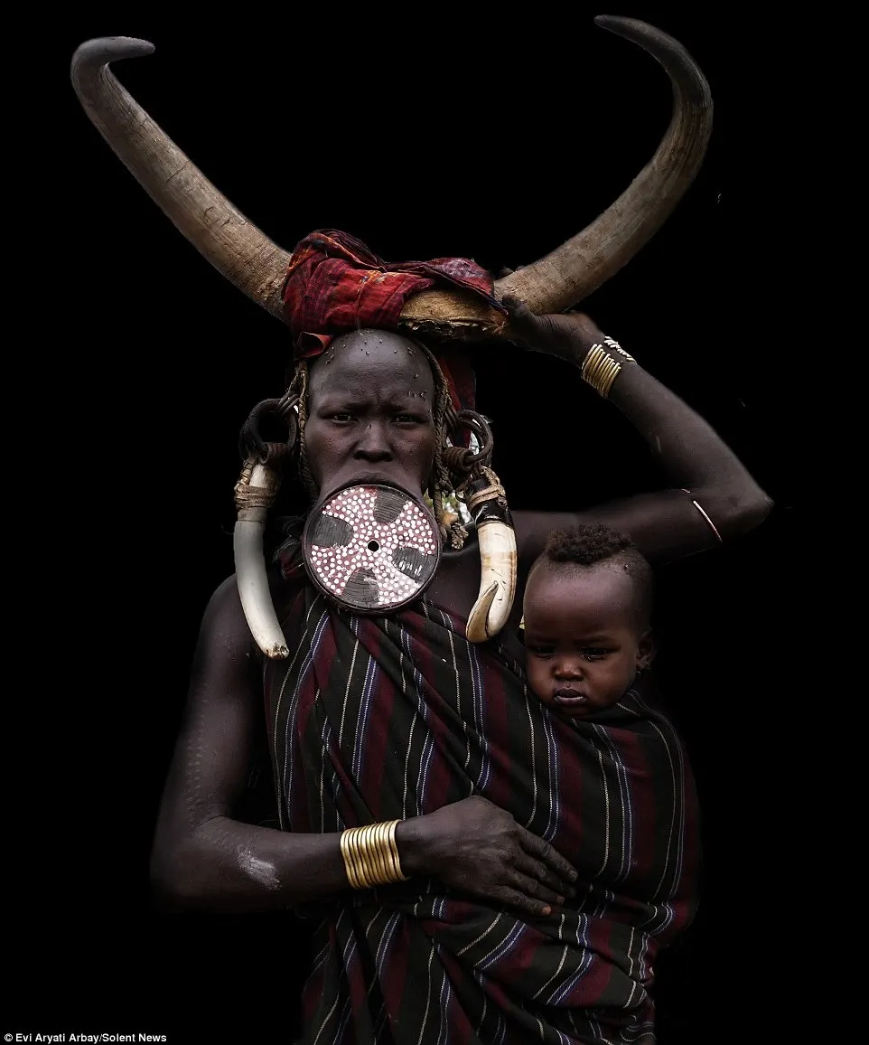 Phong tục lạ: Những cô gái khoét môi, đeo đĩa khổng lồ để nhận nhiều của hồi môn