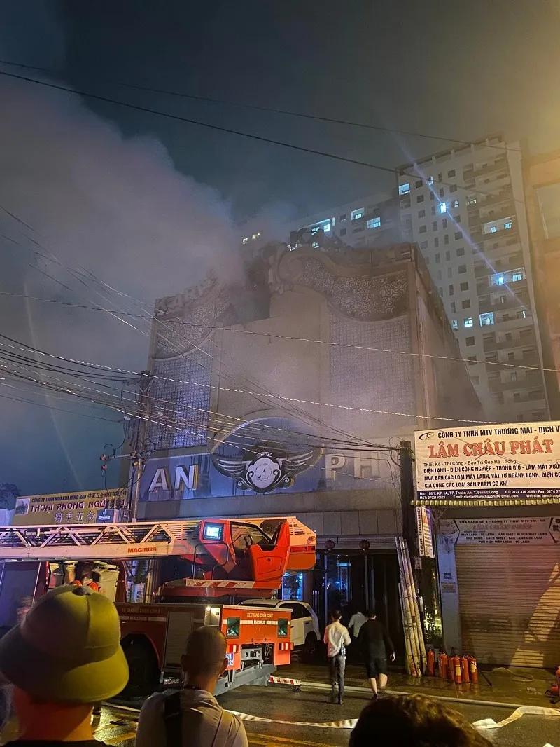 Lực lượng PCCC dùng xe thang đưa nạn nhân ra ngoài. Ảnh: Vietnamnet