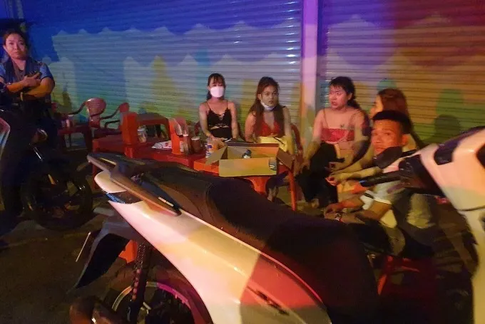 Những người bên trong quán chạy thoát ra ngoài. Ảnh: Vnexpress