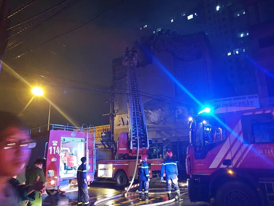 Lực lượng cứu hỏa có mặt tại hiện trường ngay sau khi nhận tin báo.