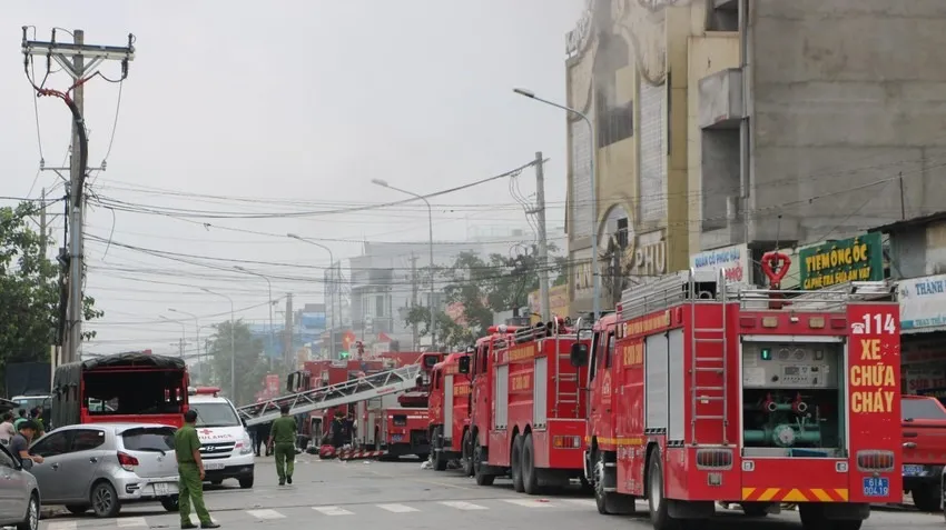 Đám cháy quán karaoke ở Bình Dương bùng phát lại, đã 14 nạn nhân mất mạng. Ảnh: PLO