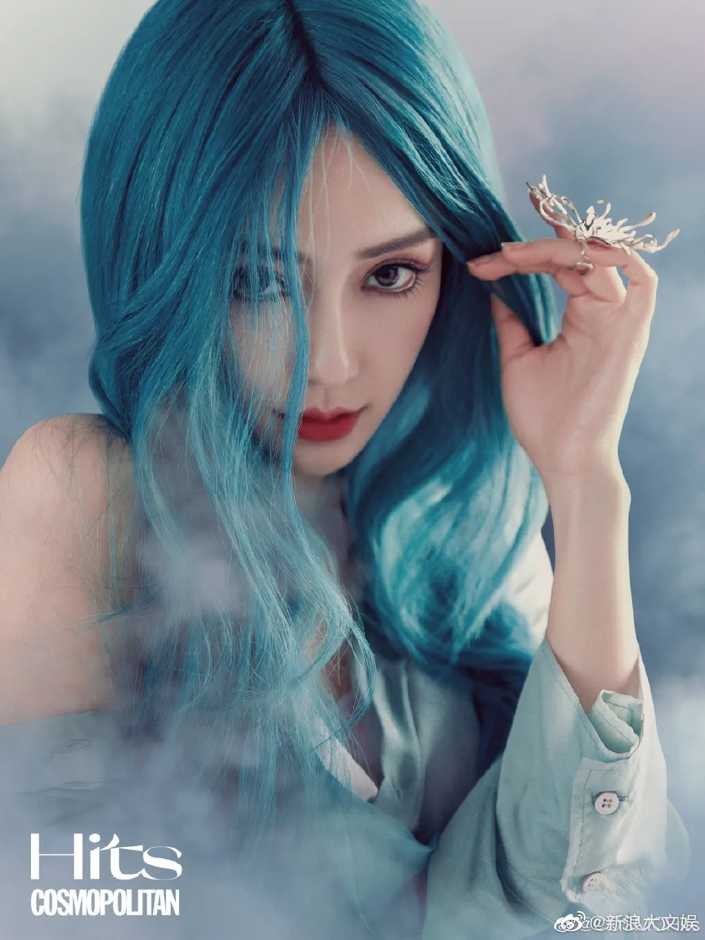 Angela Baby là một trong những sao nữ nổi tiếng nhờ nhan sắc xinh đẹp. Các tạo hình của cô nàng thường không làm người hâm mộ và CDM phải thất vọng. Với mái tóc xanh này, Angela Baby đẹp như mỹ nhân trong đồ họa.