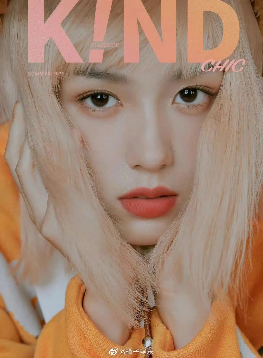 Châu Dã khi để tóc ngang mái sáng màu cũng nhận về cơn mưa lời khen từ CDM. Ánh mắt hớp hồn của cô nàng trên bìa tạp chí Kind hè 2021 được fan đào lên đào xuống mỗi lần có dịp.