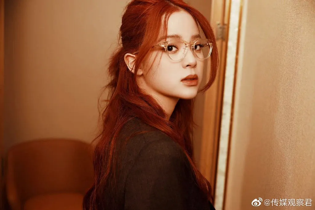 Màu tóc đỏ giúp  u Dương Na Na xóa tan hình tượng 