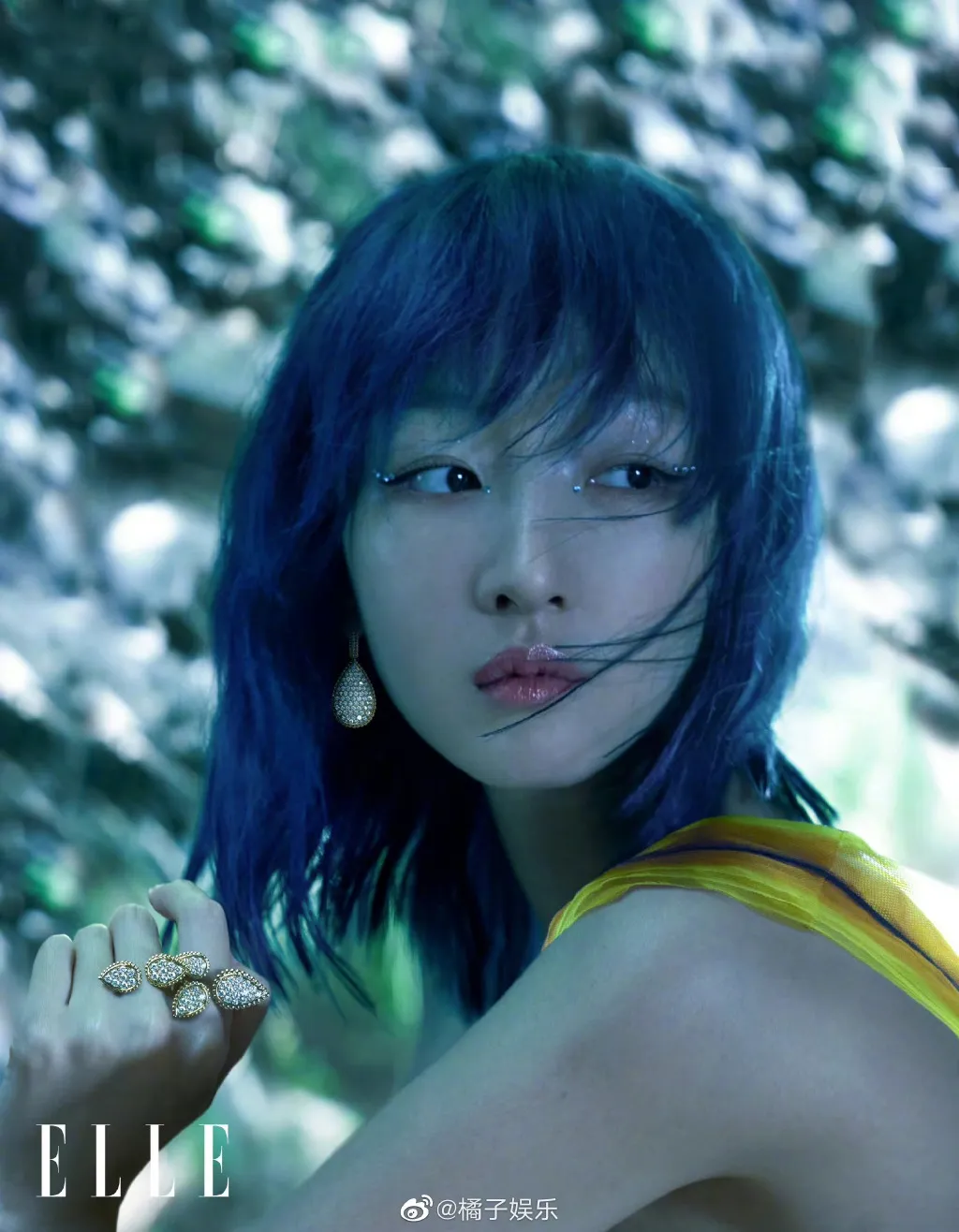 Châu Đông Vũ vốn dĩ sở hữu vẻ đẹp lạ và rất biết cách thổi hồn cho các vai diễn. Tuy nhiên, mái tóc màu xanh này dường như không có gì quá phá cách với cô nàng.