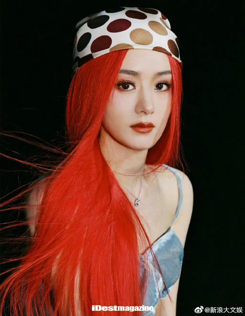 Công chúng quá quen với hình ảnh một Triệu Lệ Dĩnh đẹp thanh thuần hoặc kẹo ngọt. Nhưng chỉ cần đổi sang mái tóc màu cam cực cháy, cô nàng đã biến thành một người khác. Màu tóc làm Lệ Dĩnh có chút lì lợm, chút bất cần nhưng vô cùng cuốn hút.